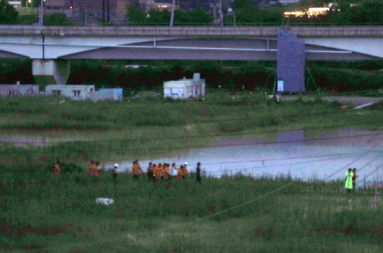 지난 17일 미호천 제방 유실로 침수된 충북 청주시 오송읍 궁평2지하차도에서 119구조대원들이 시신으로 발견된 실종자를 수습하고 있다. [연합뉴스]